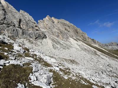 ecco le ghiaie che scendono da Tridente e cima Laste