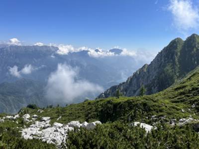 passaggio per prateria alpina