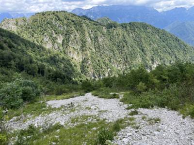 seconda parte del muro: per una sottile colata ghiaiosa tra mughi