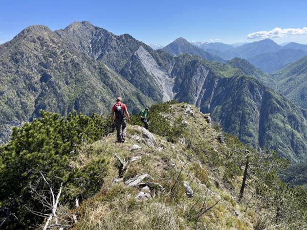 continuiamo la cresta alla ricerca del passaggio di discesa sulla destra