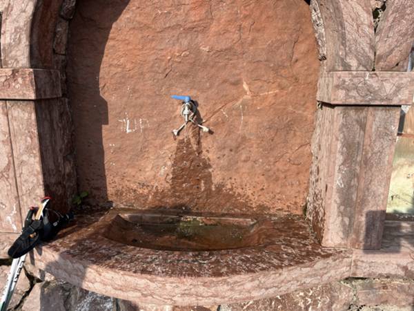 fontana in marmo rosso di Verzegnis: unico punto acqua