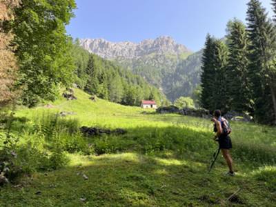 casera Col d'Aniel: sullo sfondo la parete SudOvest del Pramaggiore