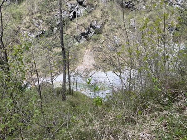 esposizione del sentiero verso Chiaschiàrmas lungo il torrente Giaveada