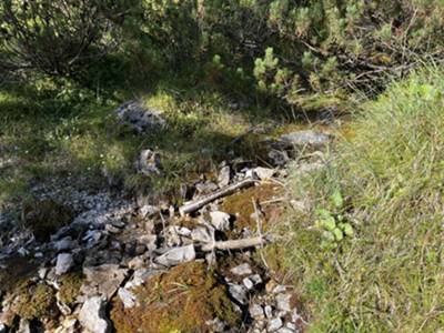 sorgente d'acqua poco prima di ruderi casera Col Cadorin