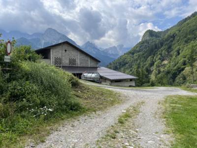 inizio strada sterrata nei pressi di una stalla