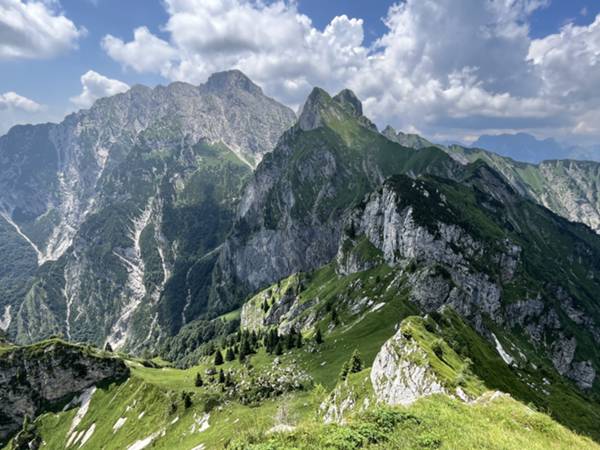 oltre la forcella: in lontananza cima Caserine Alte