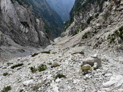 quindi riscendiamo il canale e ci teniamo sulla sinistra