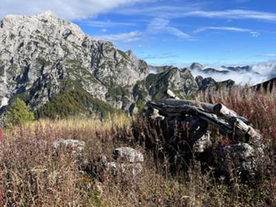 ruderi casera Dosaip: sullo sfondo cime Caserine