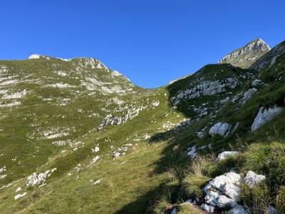 salita in val Sughet in direzione di forcella Palantina (al centro)