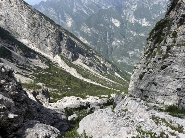 finalmente risaliamo la canalina ghiaiosa verso la forcella