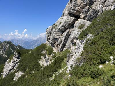 passaggio per cengia sotto le pareti di cima Rodisagre