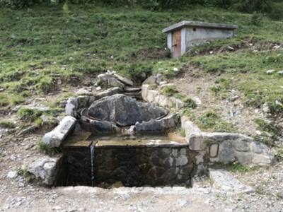 sorgente d'acqua nei pressi di bivio per casera Mediana