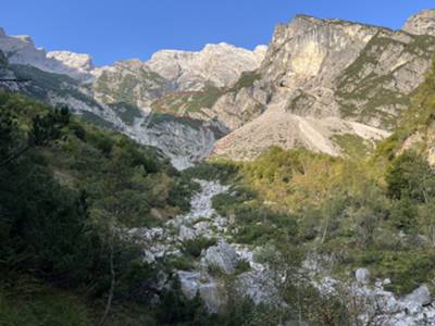 in lontananza individiuiamo la via di ascesa a forcella del Drap