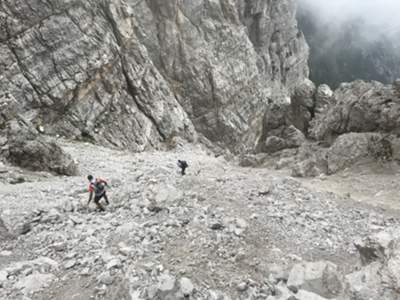 scendiamo con cautela il canalone