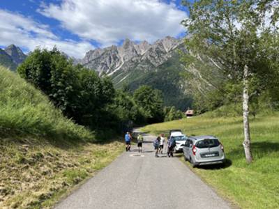 Raggiungiamo in auto la partenza del sentiero