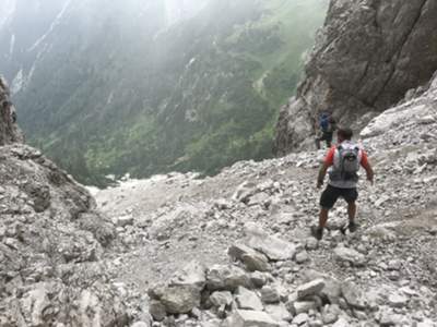 scendiamo con cautela il canalone