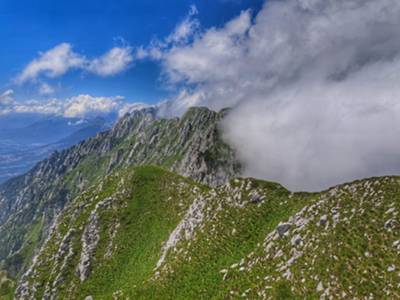 cresta erbosa del monte Pianina con sullo sfondo I Muri