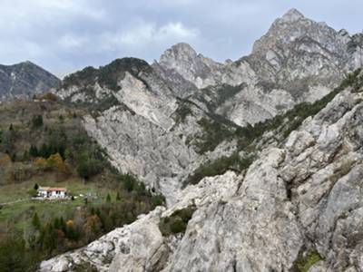 val Susaibes: al centro monte Asta a destra monte Castello