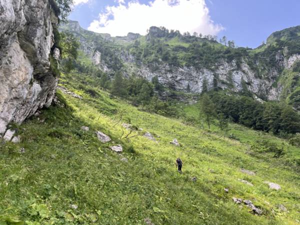 entriamo finalmente alla base dei grandi prati che salgono a Pierasfezza