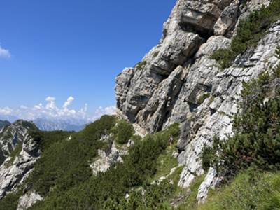 passaggio per cengia sotto le pareti di cima Rodisagre