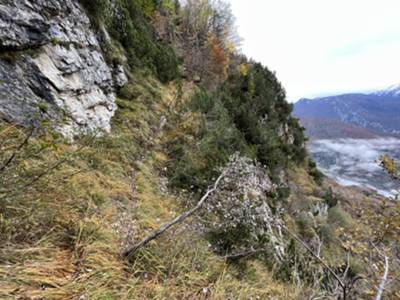 alla fine della canalina erbosa il sentiero piega decisamente a destra