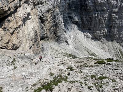 scendiamo a ridosso dei paretoni del Duranno