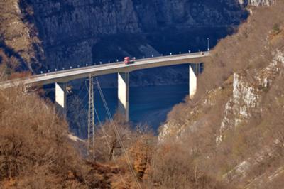 Nuova e vecchia (sulla sfondo) strada della Valcellina