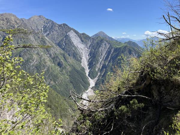 vista su Piombada e sua frana da forcella 1120m