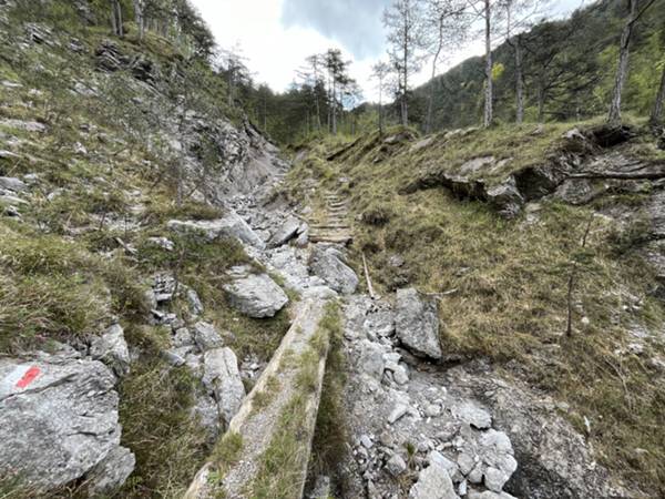 passaggio su piccola canalina franosa