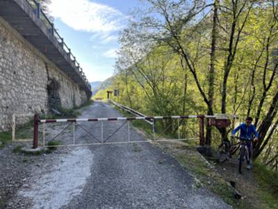 la strada è inaccessibile alle auto... 