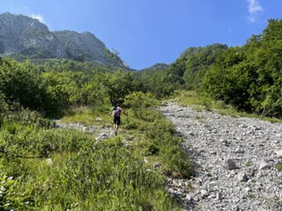 terza parte del muro: per ripida grava