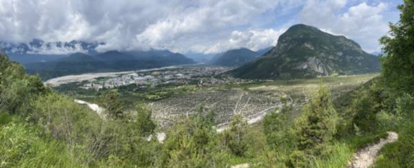 Tolmezzo e monte Strabut; in basso i Rivoli Bianchi