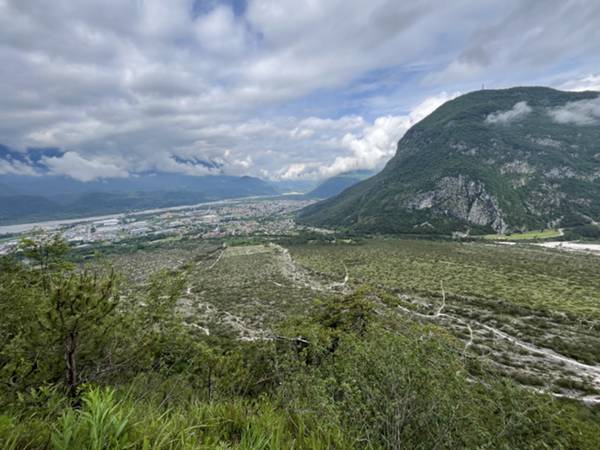 Rivoli Bianchi, Tolmezzo e monte Strabut