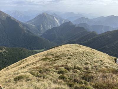 salita per comoda cresta erbosa