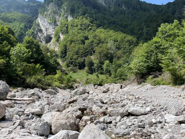 Abbandoniamo il Meduna dallo spiazzo di Plan de Marmin