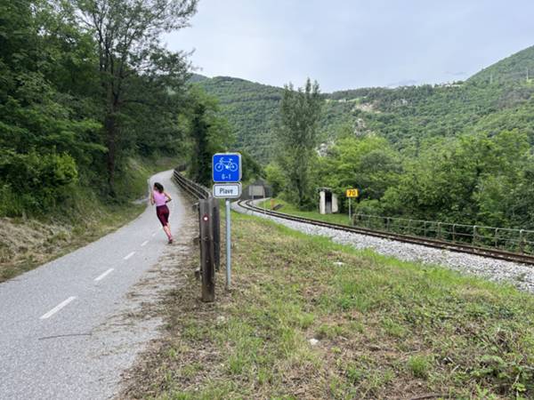 pista ciclabile a fianco della ferrovia