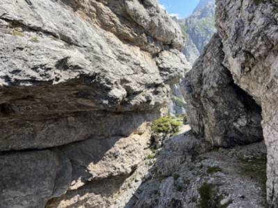 breve cengia aerea fino a passaggio "forato"