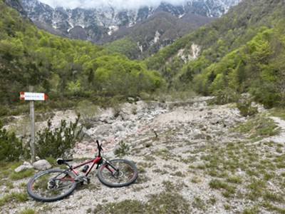 Inizio sentiero dallo slargo nei pressi della fine della strada sterrata