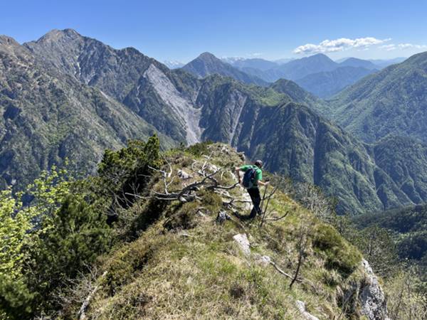 continuiamo la cresta alla ricerca del passaggio di discesa sulla destra