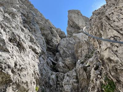 una cinquantina di metri di risalita su comodo camino verticale