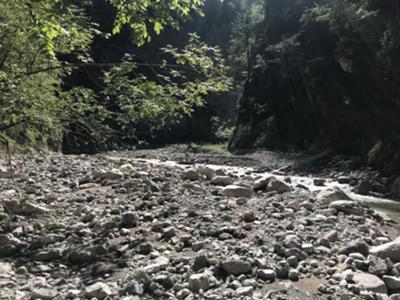 secondo guado del torrente Vajont: anche qui tocca bagnare i piedi