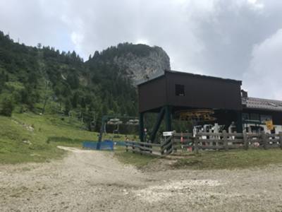 Risaliamo in seggiovia verso Rifugio 2000