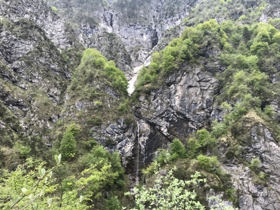 alta cascata da nevaio in scioglimento