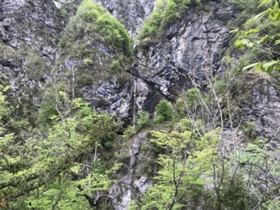 alta cascata da nevaio in scioglimento