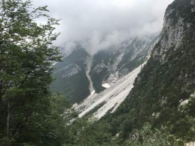 sguardo indietro su annuvolata valle dei Cantoni