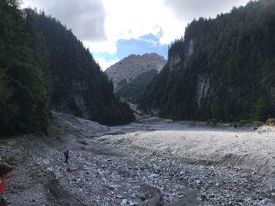 attraversiamo il torrente Sciol de Mont