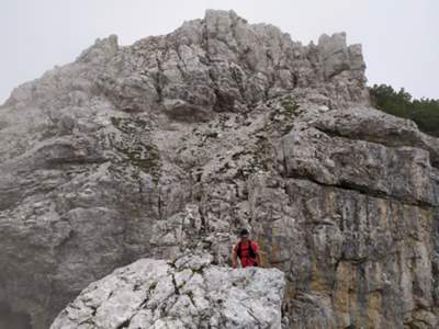 arrivo in forcella: alle spalle cima dei Frassins