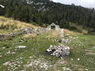 ruderi della stalla di casera Bregolina Grande