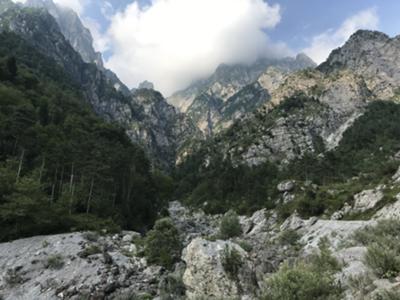 Vista su monte castello con la testa tra le nuvole