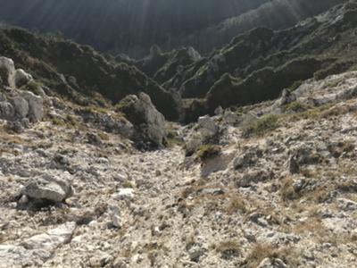 Passaggio tra le friabili rocce andreane verso forcella Palabarzana